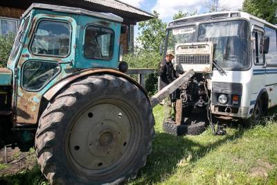 В Курганской области перевернулся трактор с прицепом. У водителя на него не было прав