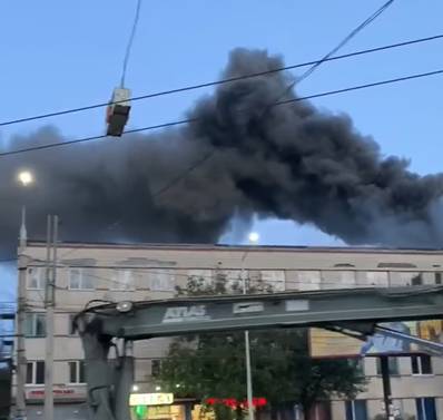В Черновцах загорелась известная мебельная фабрика (ВИДЕО)