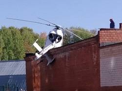 Вертолет санавиации при жесткой посадке повис на крыше в Ижевске – видео