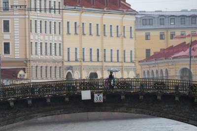 Петербург по-прежнему остается на периферии циклона