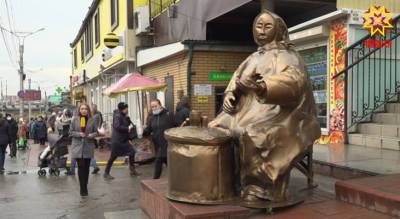 Скульптуру бабушки у Центрального рынка могут убрать с "насиженного места": что думают горожане