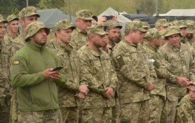 «Один с бутылкой, другой с телефоном»: украинцы комментируют строй резервистов, которым «поднимали боевой дух»