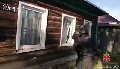 В Кузбассе штурм дома наркоторговки спецназом сняли на видео
