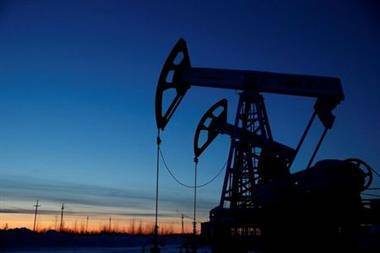 Ралли на мировых рынках сдерживает торги октябрьской нефтью в РФ