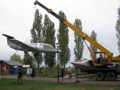 Студенты-авиастроители отреставрировали самолет Л-29 в нижегородском Парке Победы