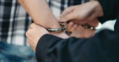 Троих полицейских задержали за вымогательство 200 тысяч в Москве