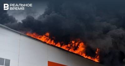 В промзоне Нижнекамска загорелась кровля здания — пожар ликвидировали