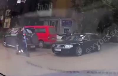 Молодой парень бросился под колеса Audi в Одессе: момент попал на видео
