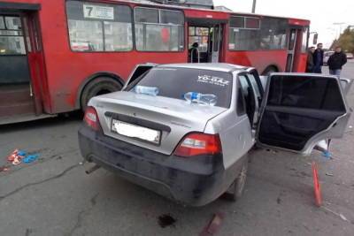 Два пассажира госпитализированы после столкновения иномарки с троллейбусом в Йошкар-Оле