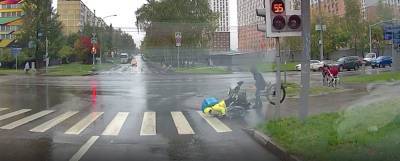 В Москве курьер на велосипеде сбил коляску с ребенком