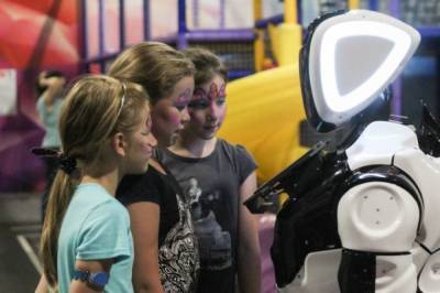 Во всероссийском детском центре «Смена» к работе приступил робот-учитель