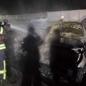 На парковке ЖК под Киевом сгорели пять автомобилей. Фотофакт