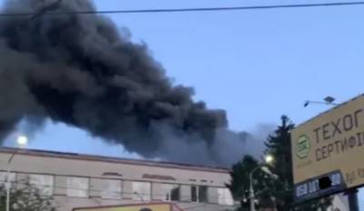 Масштабный пожар охватил завод, кадры огненного ЧП: "столбы дыма видно издалека"