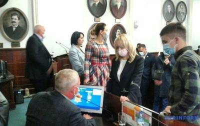 В Черновцах пикетчики и депутаты сорвали заседание горсовета - korrespondent.net - Украина - Черновцы