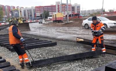 Ремонтная бригада МУП «Метроэлектротранс» в Казани укладывают шпалы на улице Гвардейской