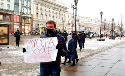 В Петербурге полицейские просят выплатить им по ₽100 тыс. за плакат «мусора хуже *****»