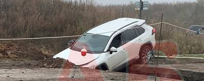 Белгородец на Toyota не заметил ремонта дороги и угодил в яму