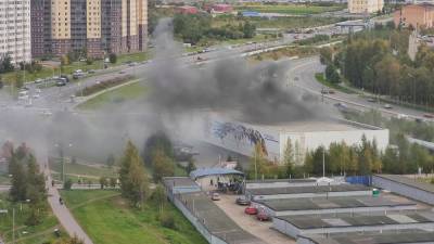 Видео: детский спортивный комплекс в Петербурге окутан дымом