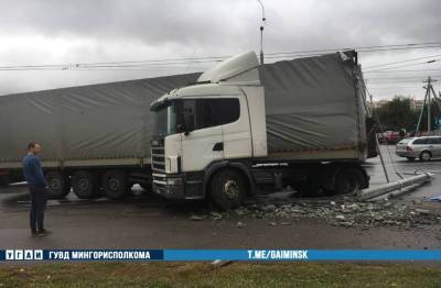 На улице Денисовской в Минске фура снесла бетонный столб