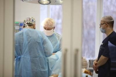В Волгограде нейрохирурги спасли упавшего с турника подростка