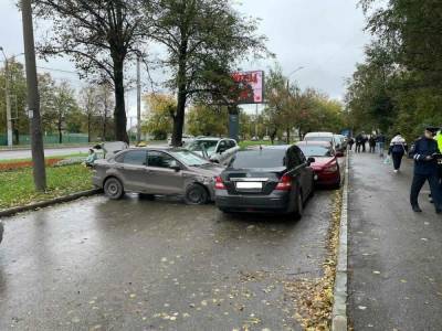 Водитель умер после столкновения четырех иномарок на улице Родионова