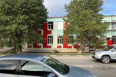 В Туле посконструктивистское здание обшивают красным сайдингом