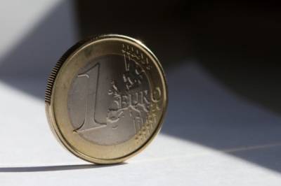 Евро по официальному курсу на выходные и понедельник подорожал на 48 копеек