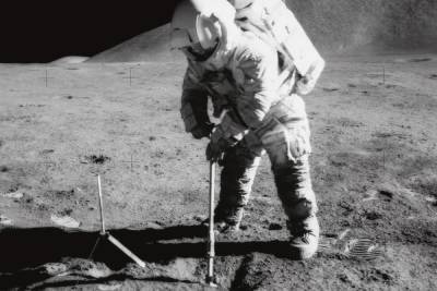Будущие астронавты смогут получать воду и кислород из лунной почвы