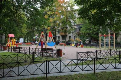 На детской площадке в Петербурге нашли одинокую коляску с ребёнком