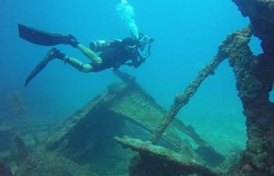 Дайверы обнаружили на дне моря древние сокровища и достали их штопором