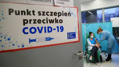 В Польше началась регистрация медиков и лиц старше 50 лет на третью дозу вакцины от COVID-19
