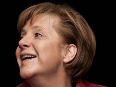 «Сел на голову и покусал»: на Меркель в парке напал попугай