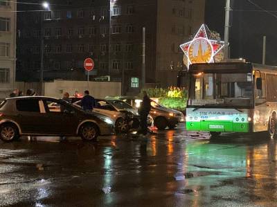 В Ростове в результате столкновения автобуса и легковушки пострадала женщина