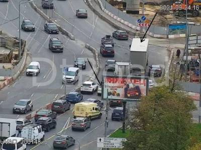 Авария осложнила движение на Нижегородской улице в Москве