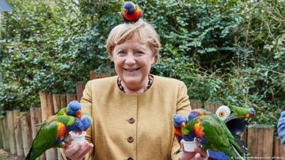 Меркель до крика напугал попугай: фото стало вирусным в сети