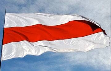 Ябатьку осудили на 15 суток за фото с бело-красно-белым флагом