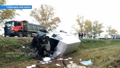В Башкирии столкнулись грузовик и микроавтобус: погиб мужчина