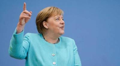 Меркель заклевали волнистые попугаи – фото