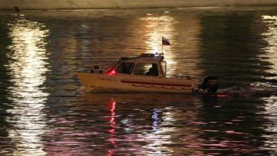 Спасатели достали собаку из воды в Москве