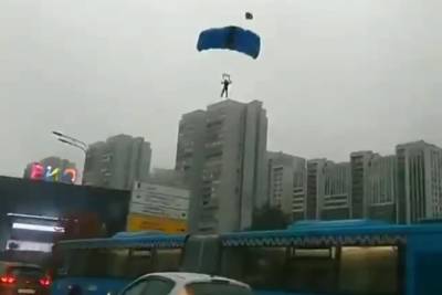 Суд арестовал парашютистов, прыгнувших с высотки в Москве