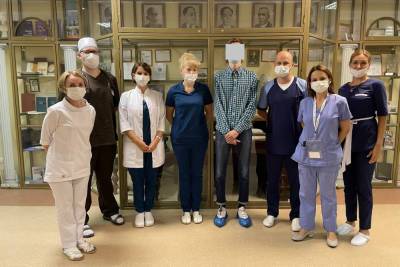Петербургские медики спасли заболевшего коронавирусом во время комы студента