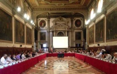 "Венецианка" запросила текст закона об олигархах