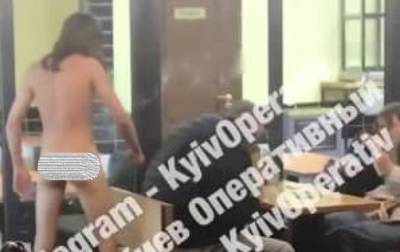 В Киеве голый мужчина разбил бутылку о голову случайного человека
