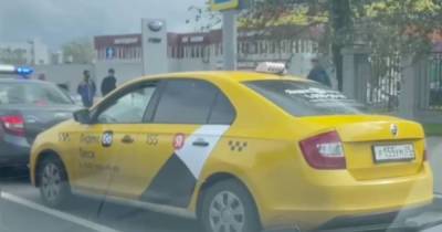 Качающееся такси в Москве попало на видео и заинтересовало пользователей сети