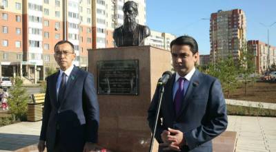 Рустам Эмомали открыл памятник поэту Абуабдулло Рудаки в Нур-Султане