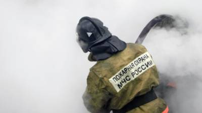 Новосибирские пожарные потушили загоревшуюся двухэтажную казарму