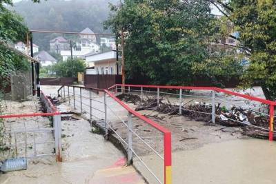 В Сочи вода затопила участок федеральной трассы в районе посёлка Вардане