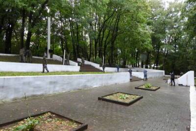 Сотрудники УФСИН благоустроили территории мемориалов в Смоленске и области