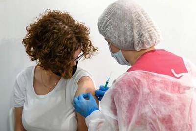 Иммунолог назвал группы рискующих заразиться COVID-19 после вакцинации россиян