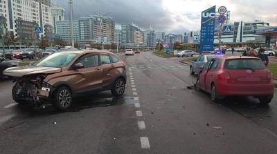 В Минске столкнулись две легковушки, пострадали оба водителя и пассажиры